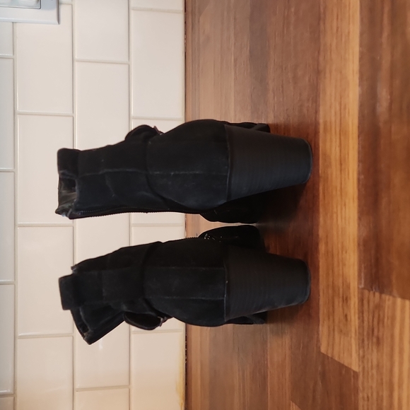 ๐10 For $20 Suede feel ankle booties - Picture 6 of 6